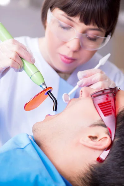 Beteglátogató fogorvos rendszeres ellenőrzés és feltöltés céljából — Stock Fotó