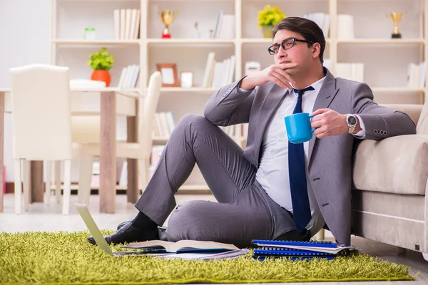 Empresário trabalhando no chão em casa — Fotografia de Stock