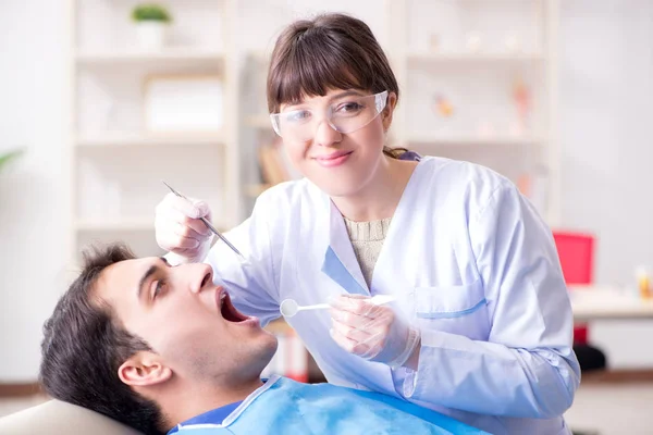 定期的な検査と充填のための患者訪問歯科医 — ストック写真