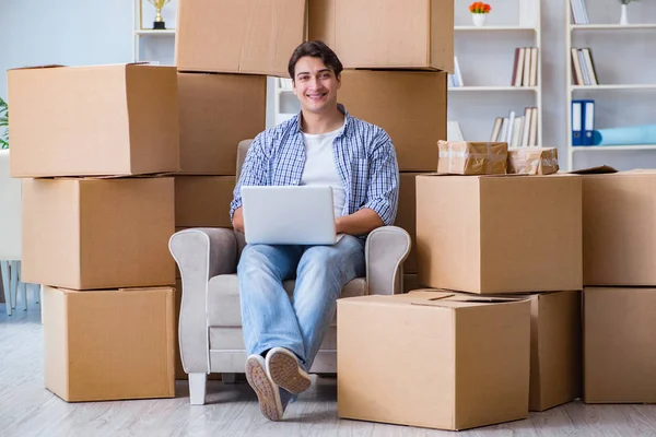 Fiatalember új házba költözik dobozokkal. — Stock Fotó