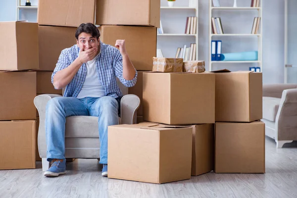 Junger Mann zieht mit Kisten in neues Haus ein — Stockfoto