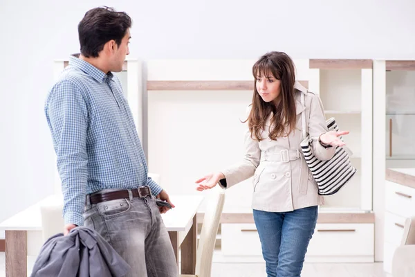 Pareja joven decepcionada con el precio en tienda de muebles — Foto de Stock