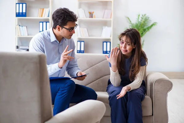 Psycholoog counseling vrouw geslagen door echtgenoot — Stockfoto