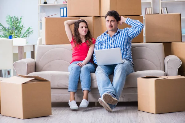 Jonge paar verhuist naar nieuw huis met dozen — Stockfoto