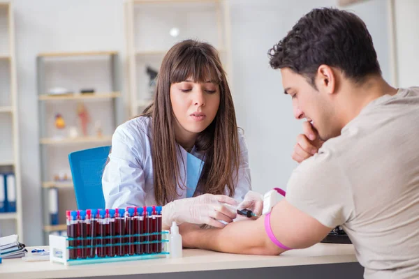 Paziente durante la procedura di prelievo degli esami del sangue per l'analisi — Foto Stock