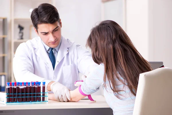 Patient au cours de la procédure d'échantillonnage de sang prise pour l'analyse — Photo