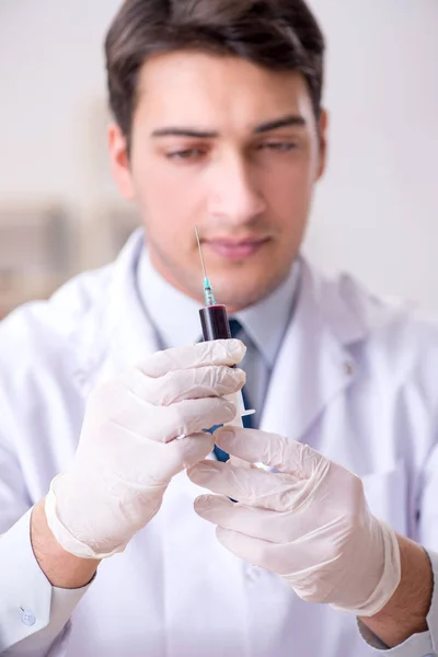 Paciente durante o procedimento de coleta de sangue para análise — Fotografia de Stock