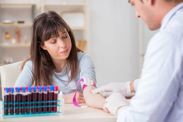 Patiënt tijdens de bloedtestbemonsteringsprocedure voor analyse — Stockfoto