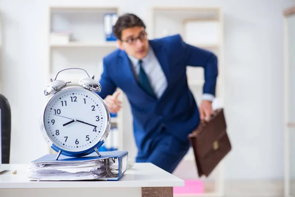 Empresario en mal concepto de gestión del tiempo — Foto de Stock