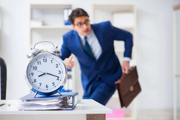 Uomo d'affari nel concetto di cattiva gestione del tempo — Foto Stock