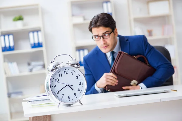 Uomo d'affari nel concetto di cattiva gestione del tempo — Foto Stock