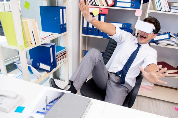 Employee watching movie on vr virtual reality glasses — Stock Photo, Image