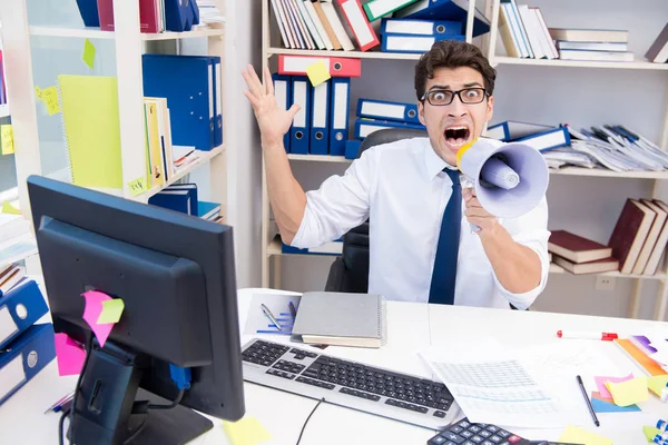 Drukke gefrustreerde zakenman boos in het kantoor — Stockfoto