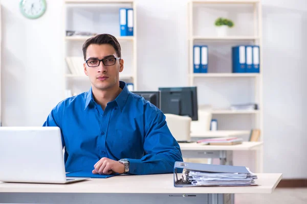 Snygg affärsman anställd sitter vid sitt skrivbord på kontoret — Stockfoto