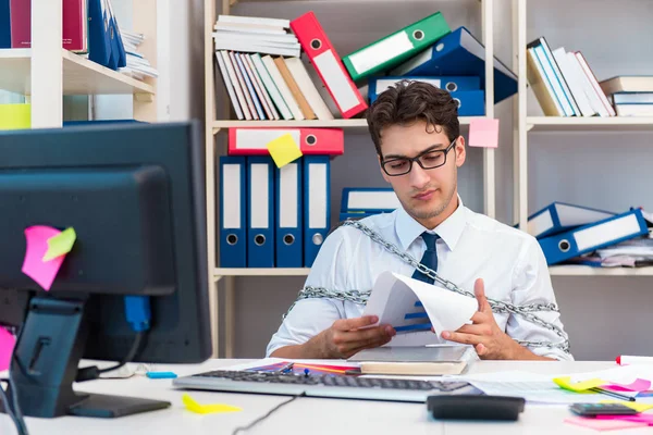 Employee attached and chained to his desk with chain — Stock Photo, Image