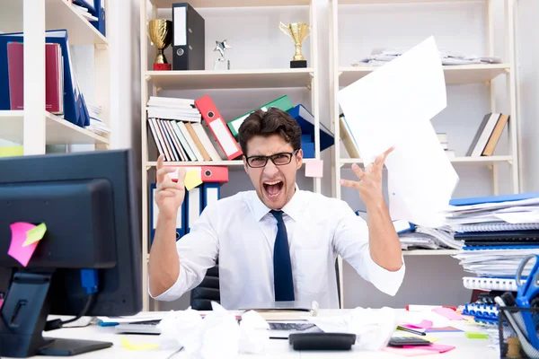 Homem de negócios irritado e assustador no escritório — Fotografia de Stock