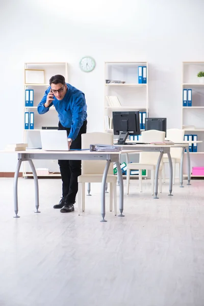 Snygg affärsman anställd sitter vid sitt skrivbord på kontoret — Stockfoto