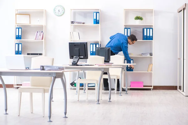 Bonito empresário empregado sentado em sua mesa no escritório — Fotografia de Stock