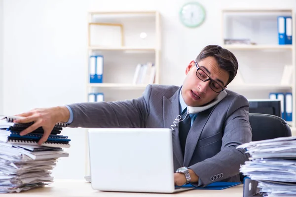 Desperat ledsen anställd trött vid sitt skrivbord i call center — Stockfoto