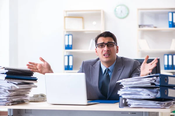 Sobrecargado con el empleado de trabajo bajo carga de papeleo — Foto de Stock