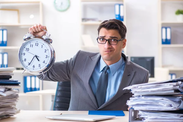 Employee failing to meet tax reporting deadlines — Stock Photo, Image