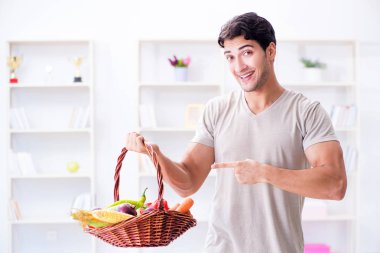 Sağlıklı beslenme ve beslenme konsepti olan genç bir adam