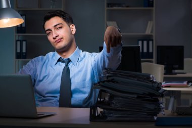 Çalışanların gece geç saatlere kadar çalışması önemli bir haberdir.