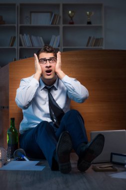 Stresli iş adamı depresyonda fazla mesai yapıyor.