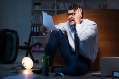 Stresli iş adamı depresyonda fazla mesai yapıyor.