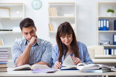 Sınıfta oturan ve okuyan öğrenciler