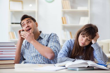 Sınıfta oturan ve okuyan öğrenciler