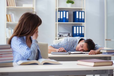 Sınıfta oturan ve okuyan öğrenciler