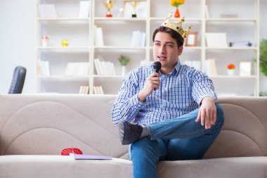 Evde karaoke yapan komik adam.