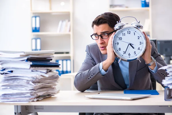 Werknemer die zich niet aan de termijnen voor belastingaangifte houdt — Stockfoto