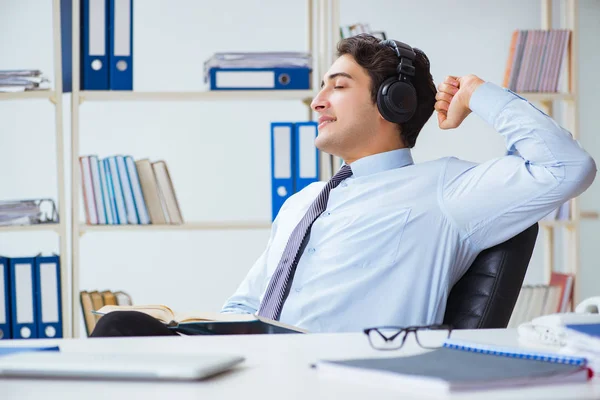 Sales assistent luisteren naar muziek tijdens lunchpauze — Stockfoto