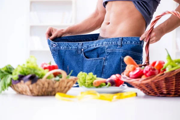 Ung man i hälsosam kost och diet koncept — Stockfoto