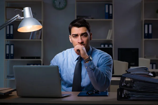 Geschäftsmann arbeitet spät in der Nacht in Überstundenschicht — Stockfoto
