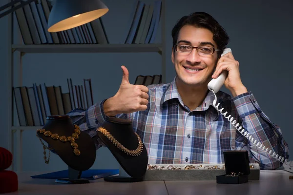 Junger Juwelier arbeitet nachts in seiner Werkstatt — Stockfoto