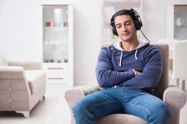 Νεαρός που ακούει μουσική στο σπίτι — Φωτογραφία Αρχείου