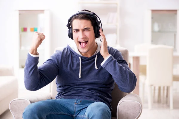 Fiatalember zenét hallgat otthon. — Stock Fotó