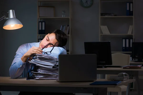 Mitarbeiter arbeitet spät in der Nacht bei wichtigem Bericht — Stockfoto