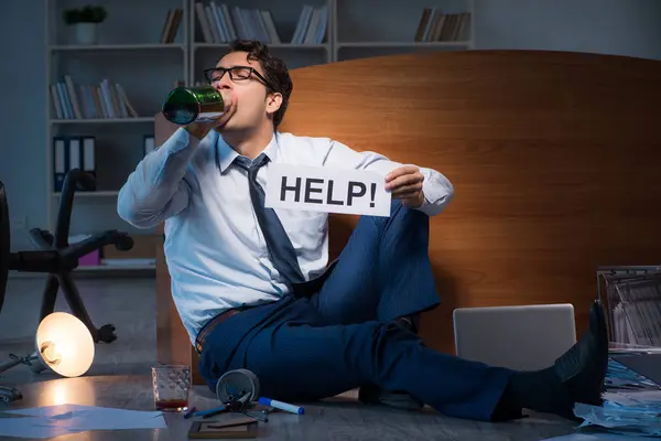 Empregado pedindo ajuda e beber sob estresse e desespero — Fotografia de Stock