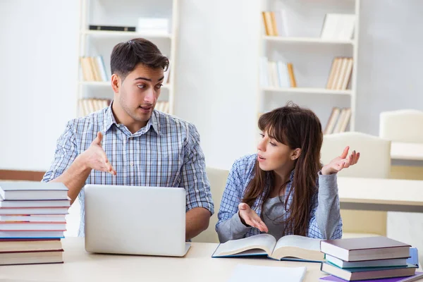 Studenten zitten en studeren in de klas college — Stockfoto