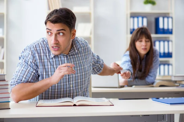 Studenti seduti e che studiano in classe college — Foto Stock