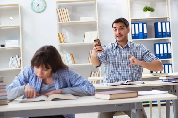 Studenter som sitter och studerar i klassrummet college — Stockfoto