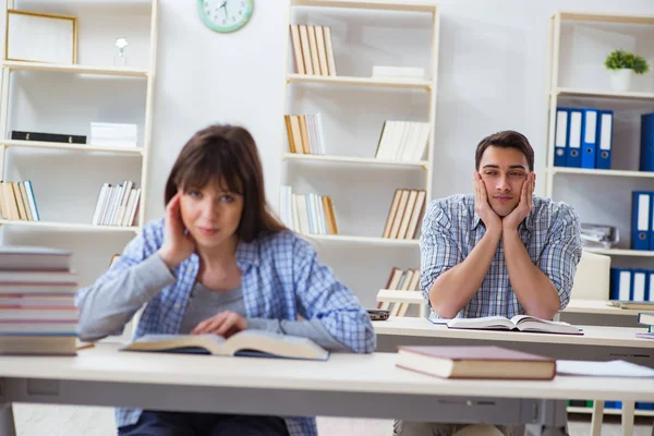 Studenter som sitter och studerar i klassrummet college — Stockfoto