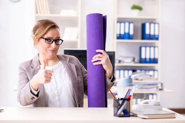 Donna dipendente che va a sport dal lavoro durante la pausa pranzo — Foto Stock