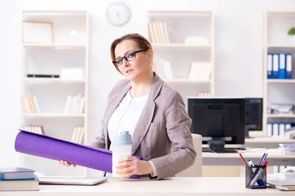 Vrouwelijke werknemer die tijdens de lunchpauze naar sport gaat — Stockfoto