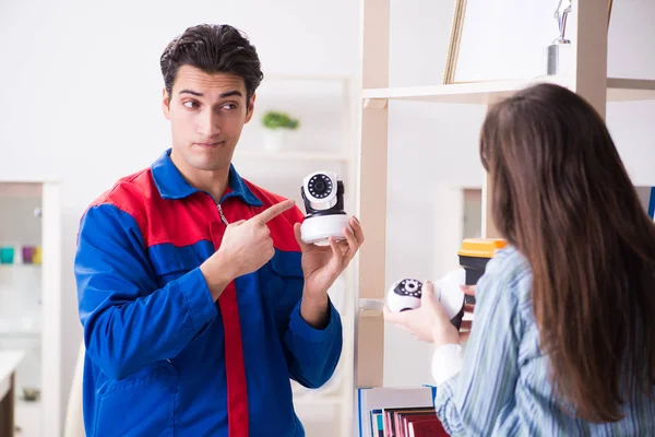 Cliente consiguiendo cámara de seguridad instalada en casa por contratista — Foto de Stock