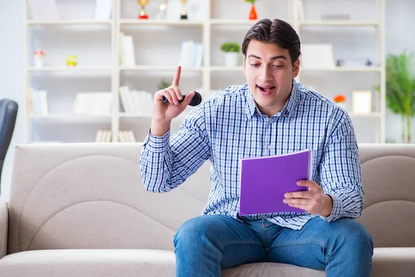 Hombre divertido cantando canciones en karaoke en casa — Foto de Stock